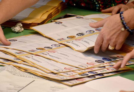 La scrutatrice mette a soqquadro il seggio, i carabinieri la fermano e la portano in ospedale article-post