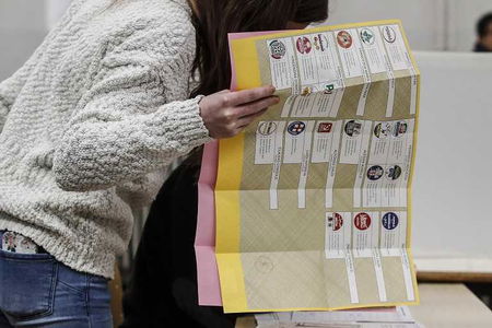 Scatta una foto alla scheda, il presidente se ne accorge: 43enne denunciato a Pioltello article-post