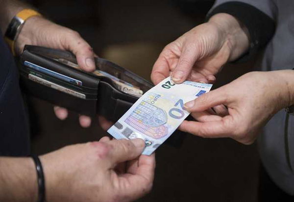 «Vostro figlio è vivo e scappa dalla mafia»: la truffa (da 200mila euro) ai genitori di un ragazzo scomparso