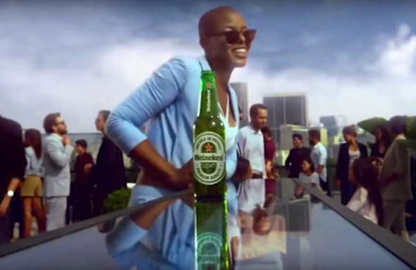 «Lo spot è razzista»: Heineken rimuove la pubblicità | VIDEO