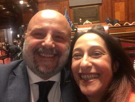 Paola Taverna, selfie con Emanuele Dessì per festeggiare l’elezione a vicepresidente del Senato article-post