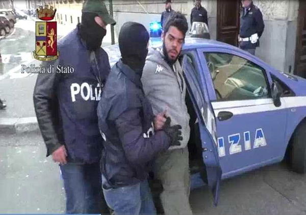 Terrorismo, il militante Isis arrestato a Torino studiava come preparare il camion per attentati