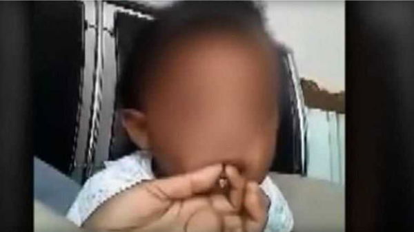 Il video virale di un bambino che fuma ha portato all’arresto della madre | VIDEO