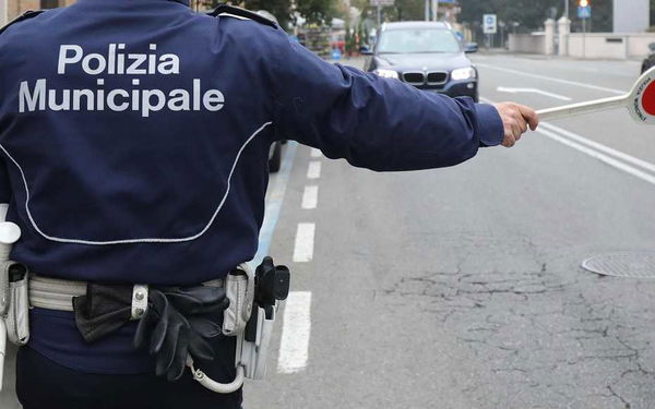 La donna con il bimbo piccolo picchiata dal vigile durante un controllo