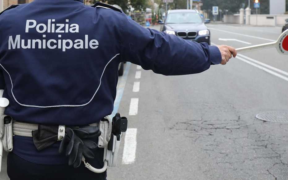 La donna con il bimbo piccolo picchiata dal vigile durante un controllo article-post