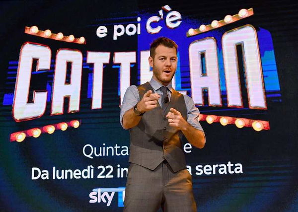 Alessandro Cattelan ironizza sulla morte di Mango, il fratello Armando attacca lo schifo trasmesso da Sky