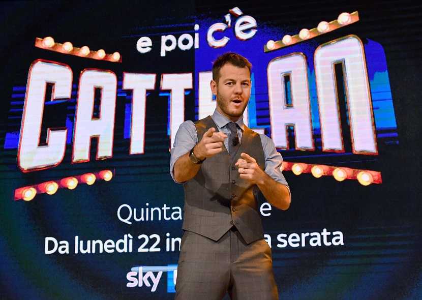 Alessandro Cattelan ironizza sulla morte di Mango, il fratello Armando attacca lo schifo trasmesso da Sky article-post
