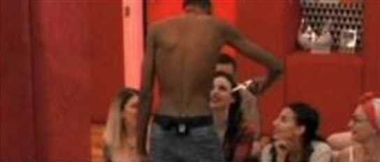 Baye Dame, concorrente del Grande Fratello, si punta una pistola alla tempia in diretta tv