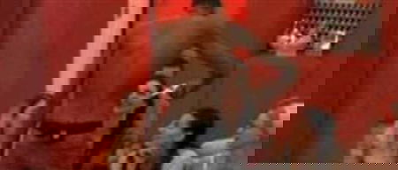 Baye Dame, concorrente del Grande Fratello, si punta una pistola alla tempia in diretta tv article-post