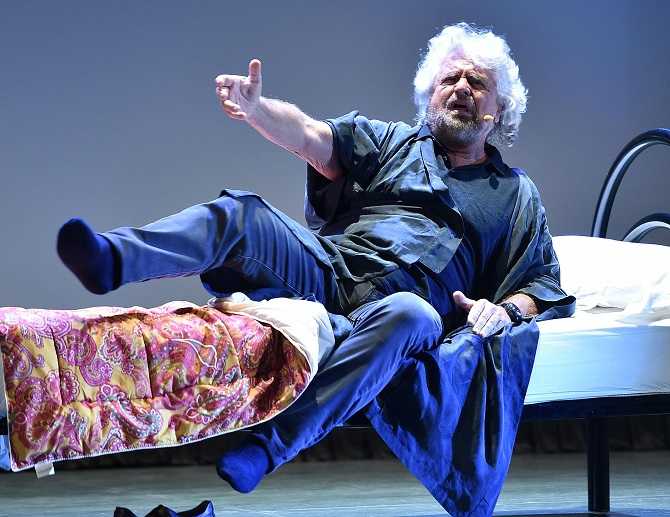 Beppe Grillo vuole un governo col PD, ma torna a chiamare Renzi un ebete article-post