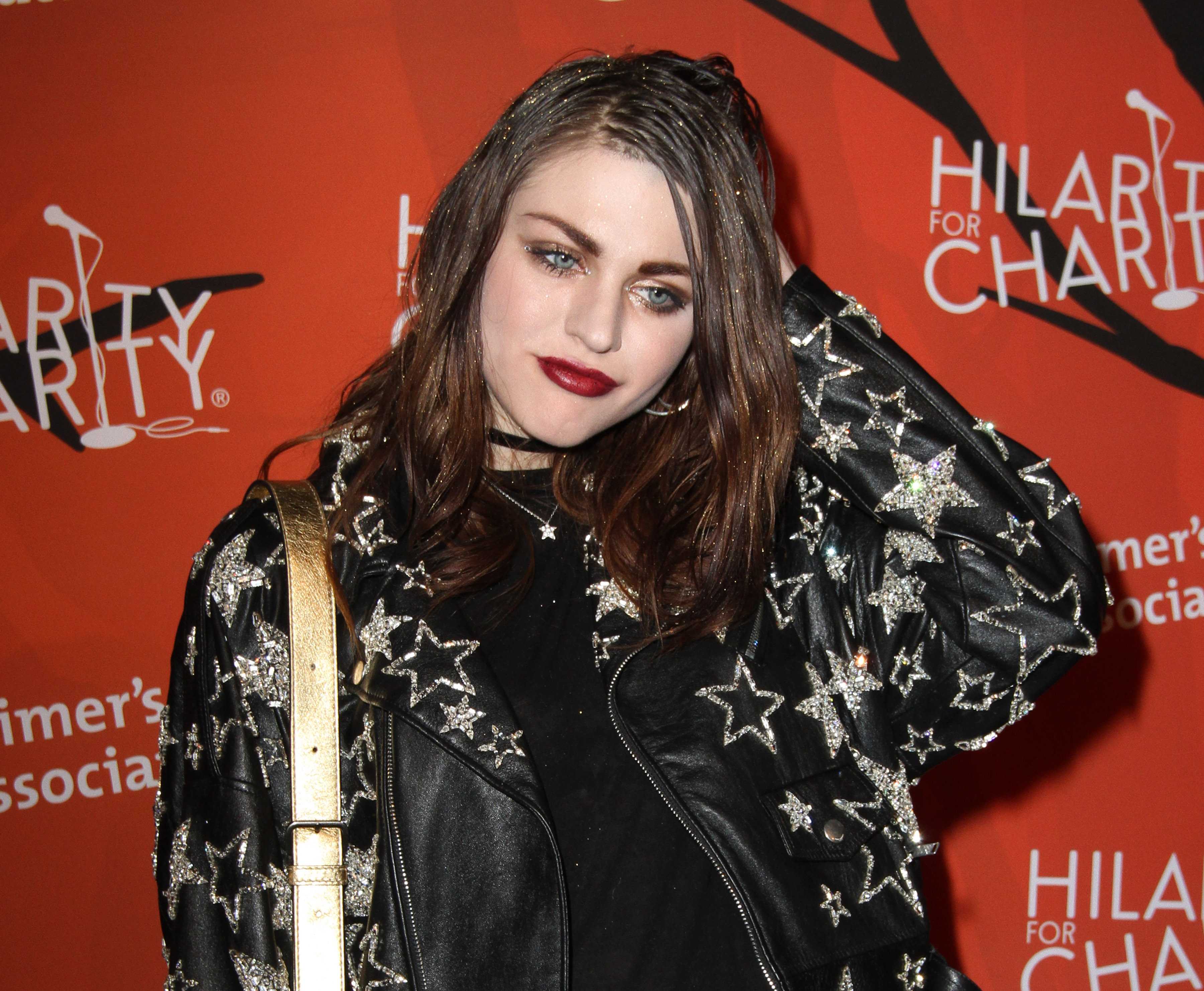 Frances Bean Cobain Debutta Su Instagram Con Il Suo Primo Singolo