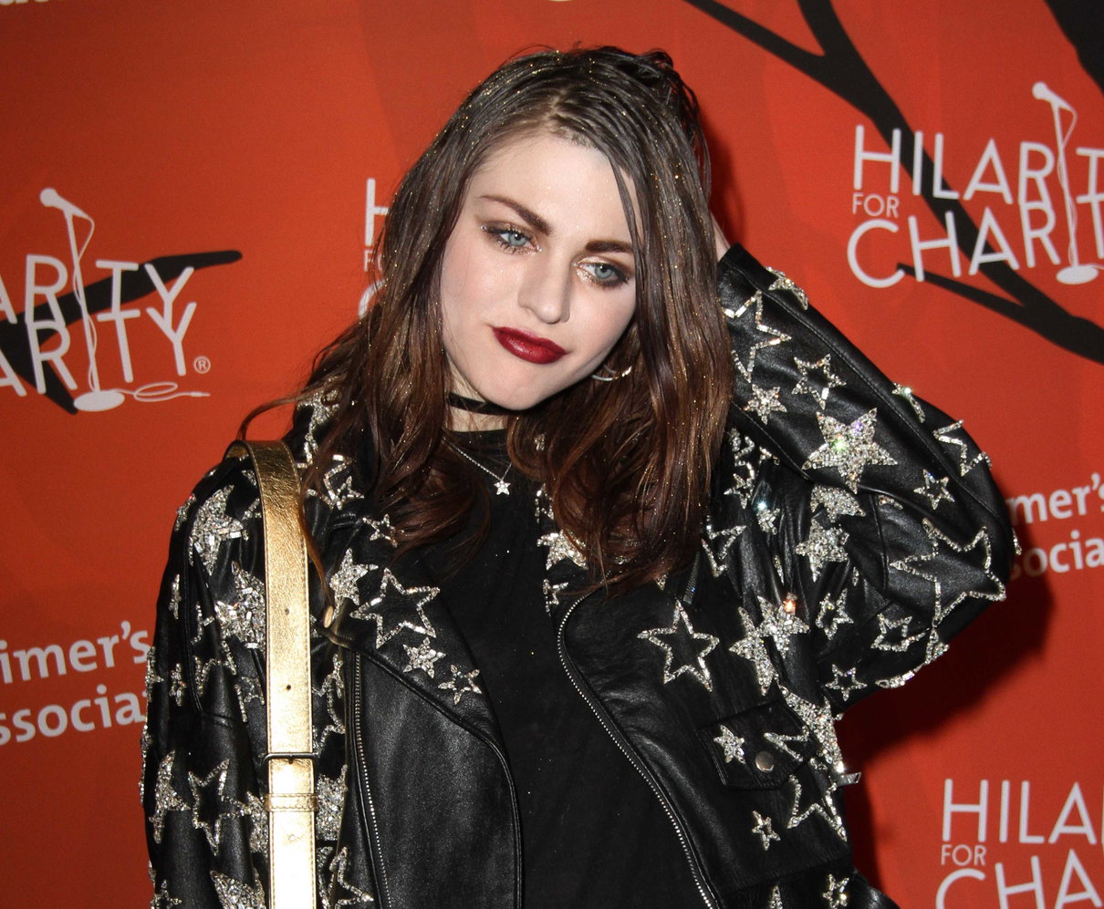Frances Bean Cobain debutta su Instagram con il suo primo singolo | VIDEO article-post