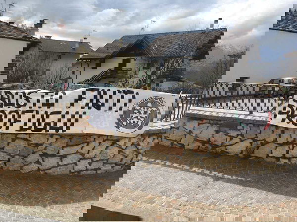 Vuole ospitare 7 migranti nel suo b&b in Trentino, ignoti gli bruciano casa