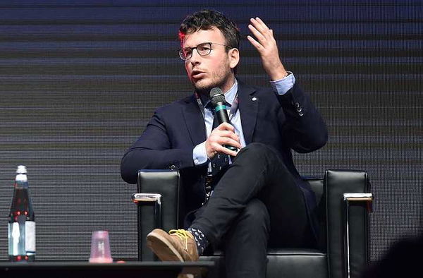 Diego Fusaro reputa il PD il nemico numero uno del M5S: «Unica soluzione è un governo di cambiamento tra 5 Stelle e Lega»