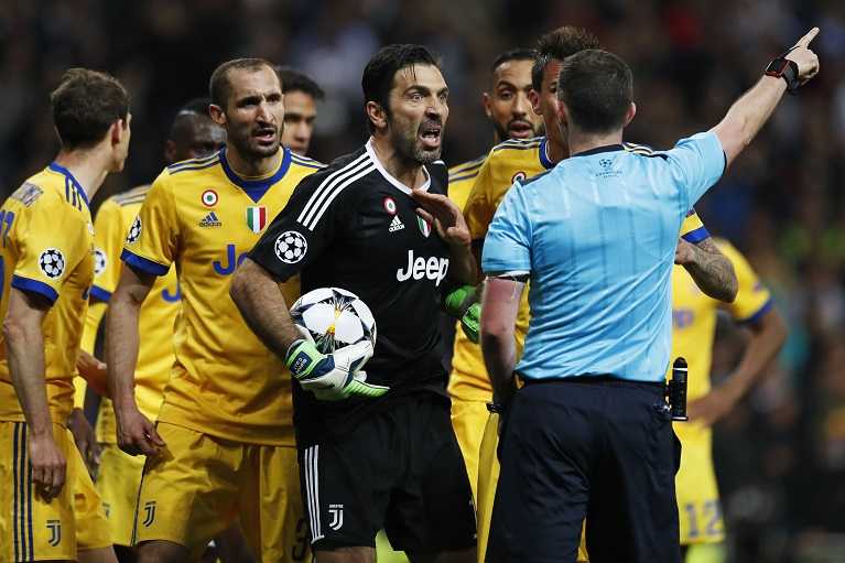Gianluigi Buffon conferma le accuse all’arbitro Michael Oliver: «Mi sentivo defraudato» article-post
