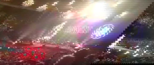 La parola ‘vaccini’ e il logo de Le Iene a un concerto: i no-vax si scagliano contro Jovanotti