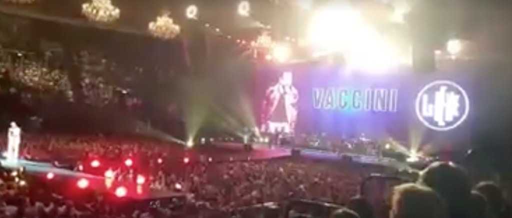 La parola ‘vaccini’ e il logo de Le Iene a un concerto: i no-vax si scagliano contro Jovanotti article-post