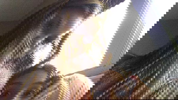 «A scuola mi hanno costretta a mettere dei cerotti sui miei capezzoli»