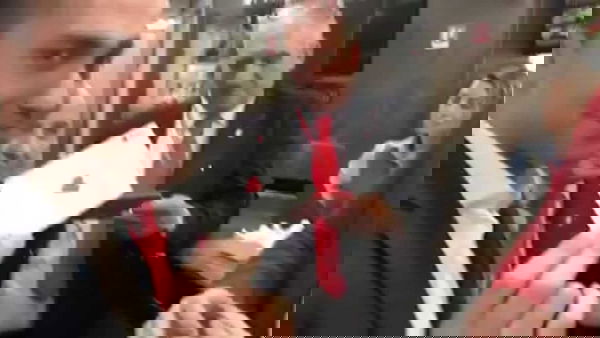 Di Maio incontra l’illusionista in treno e sceglie l’asso di cuori | VIDEO