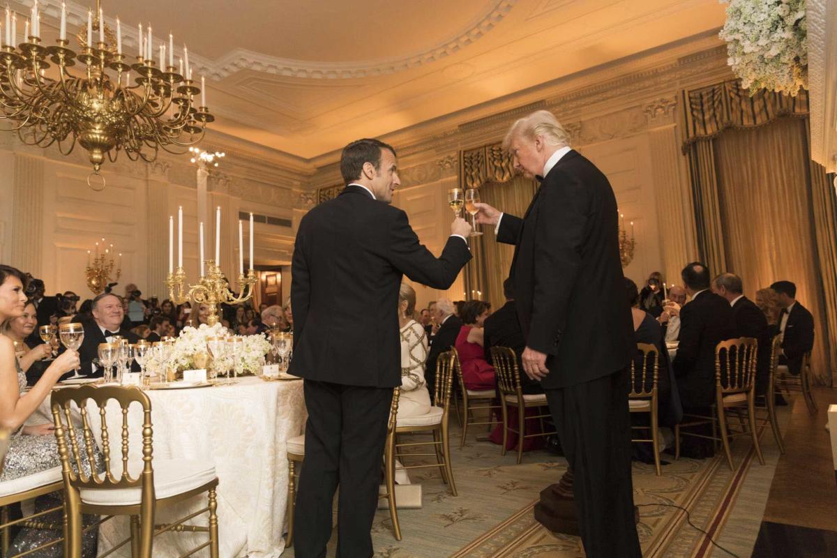 Baci e abbracci tra Trump e Macron, ma non è oro tutto quel che luccica article-post