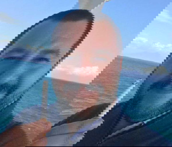 Matteo Salvini passeggia per Roma perché ha appena smesso di fumare