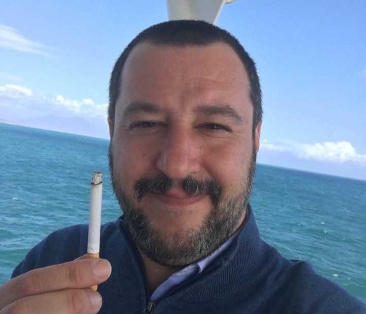 Matteo Salvini passeggia per Roma perché ha appena smesso di fumare article-post