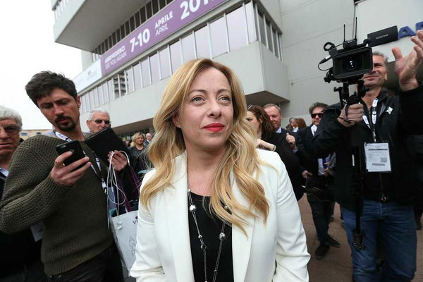 Giorgia Meloni prende in giro Luigi Di Maio dedicandogli una canzone di Cesare Cremonini: «Nessuno Vuole Essere Robin»