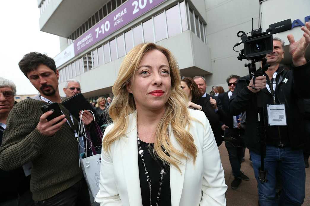 Giorgia Meloni prende in giro Luigi Di Maio dedicandogli una canzone di Cesare Cremonini: «Nessuno Vuole Essere Robin» article-post