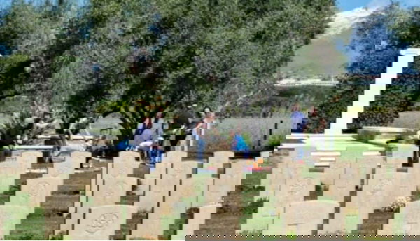 Al pic-nic di Pasquetta nel cimitero militare di Catania