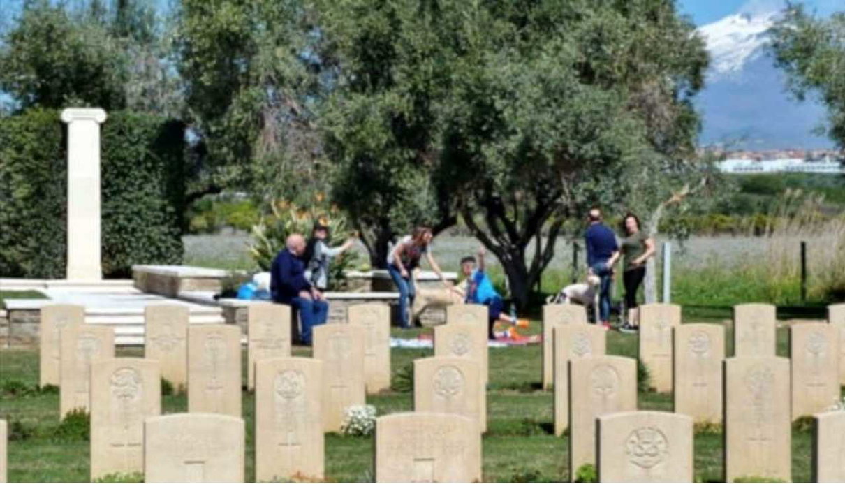 Al pic-nic di Pasquetta nel cimitero militare di Catania article-post