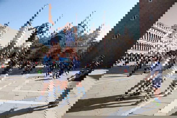 Ma se Cristiano Ronaldo avesse palleggiato in piazza San Marco, sarebbe stato multato?