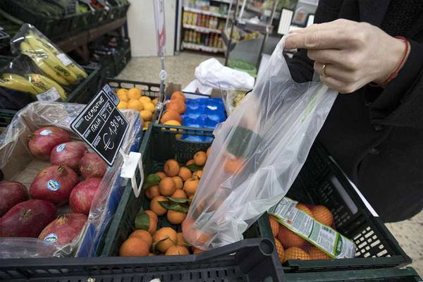 Sacchetti di plastica, si potranno portare da casa per la spesa di frutta e verdura