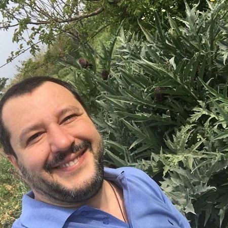 Salvini attacca il reddito di cittadinanza del M5S: «La gente vuole il lavoro, non 800 euro per stare a casa sul divano» article-post