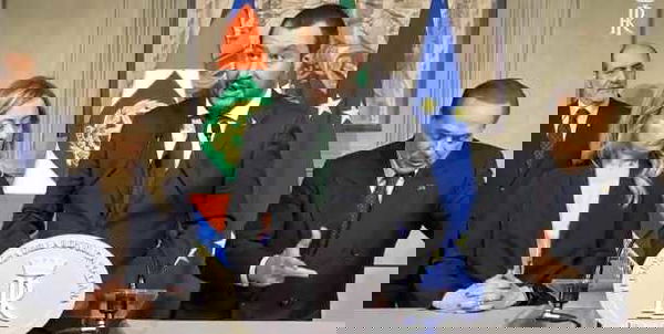 Consultazioni, Silvio ventriloquo di Salvini: il leader della Lega parla e lui gesticola