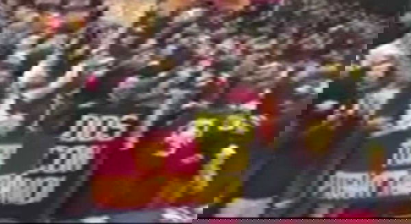 La «ristretta minoranza» dei tifosi della Roma a Liverpool ha esposto uno striscione per Daniele De Santis