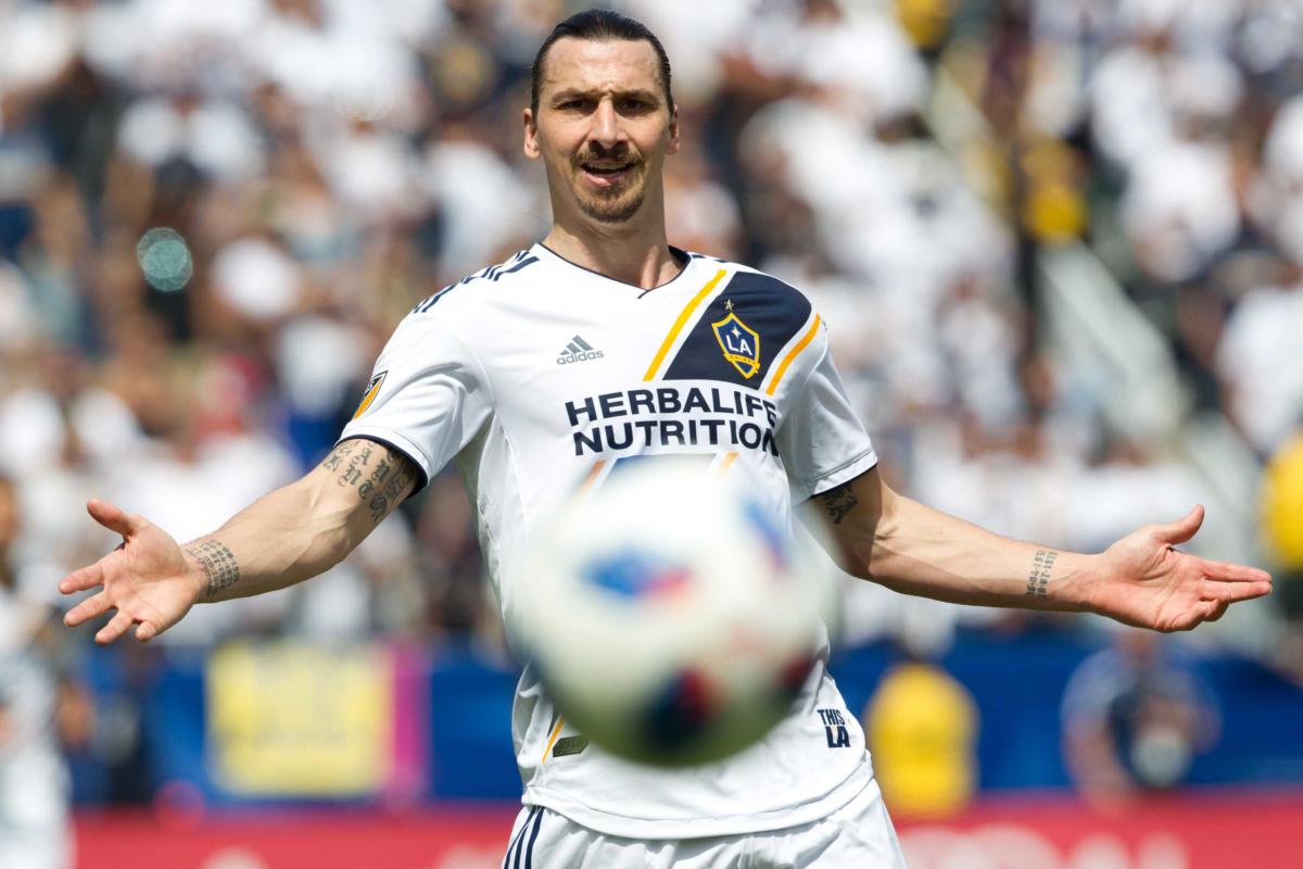 Ibrahimovic, l’onnipotente: entra, segna due gol strepitosi e ribalta il risultato per i Galaxy | VIDEO article-post