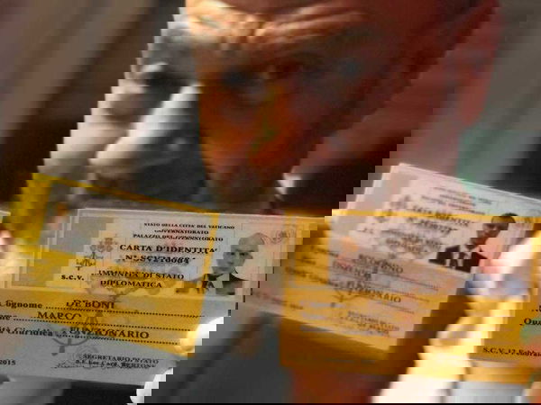 Si finge onorevole 5 stelle per telefonare gratis. Arrestata coppia per furto d’identità