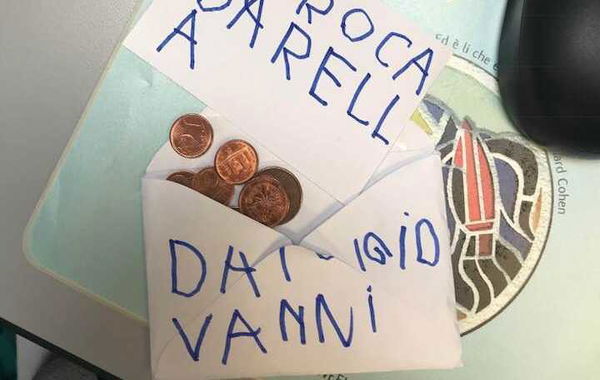 Il bimbo di 5 anni che regala i suoi risparmi al medico che ha curato la madre