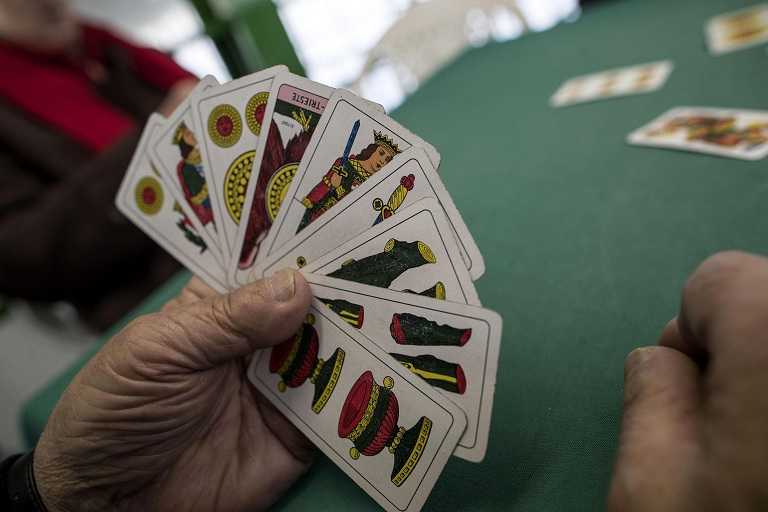 Il centro sociale vieta la briscola agli anziani perché «dicono troppe parolacce» article-post