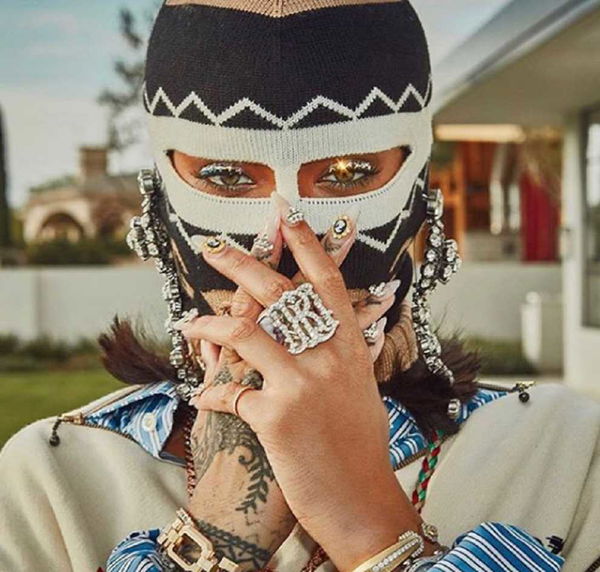 Coachella, Rihanna con il passamontagna e un bracciale “speciale”