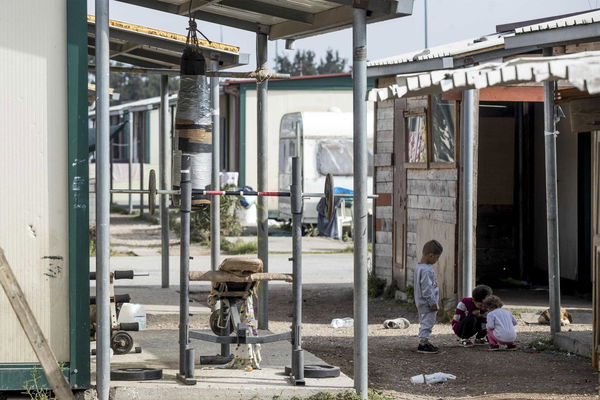 Rom in Italia, è ancora emergenza abitativa: «26mila persone a rischio e ancora troppi discorsi razzisti»