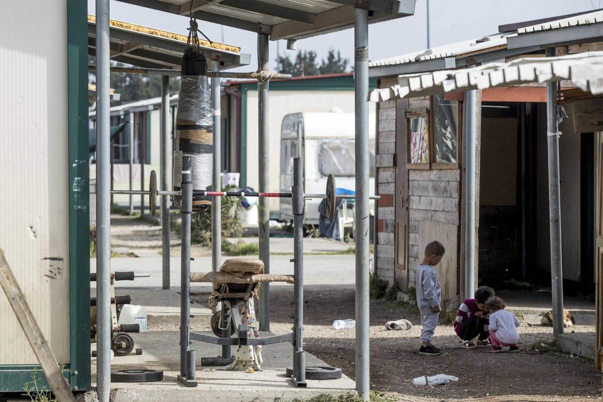 Rom in Italia, è ancora emergenza abitativa: «26mila persone a rischio e ancora troppi discorsi razzisti» article-post