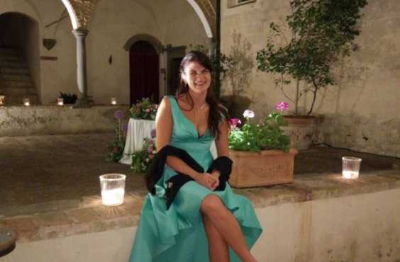 L’addio alla ragazza suicida nel giorno della laurea: abito da sposa e confetti durante il rito article-post
