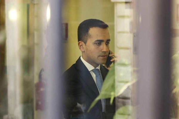 Le chat dei ministri grillini su WhatsApp che nessuno si fila più