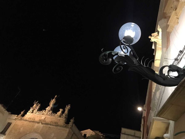 Inganna i fedeli di Nardò dicendo che il suo bambino è morto per intascare i soldi di una colletta