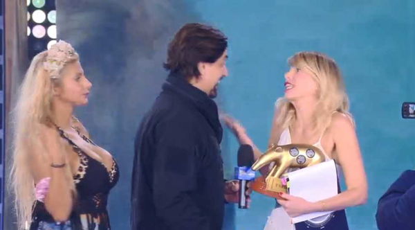 Isola dei famosi, blitz di Staffelli durante la finale. Il pubblico lo fischia | VIDEO