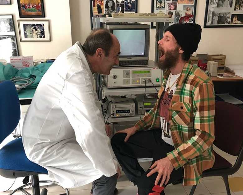 Jovanotti sospende il tour e pubblica la foto con il medico: «Ho un edema alle corde vocali» article-post