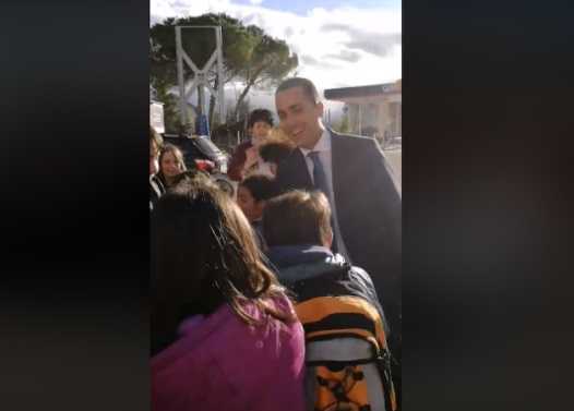 Luigi Di Maio e l’entusiasmo dei bambini all’autogrill di Brecciarola
