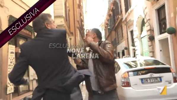 L’ex ministro Mario Landolfi aggredisce giornalista di Non è L’Arena | VIDEO