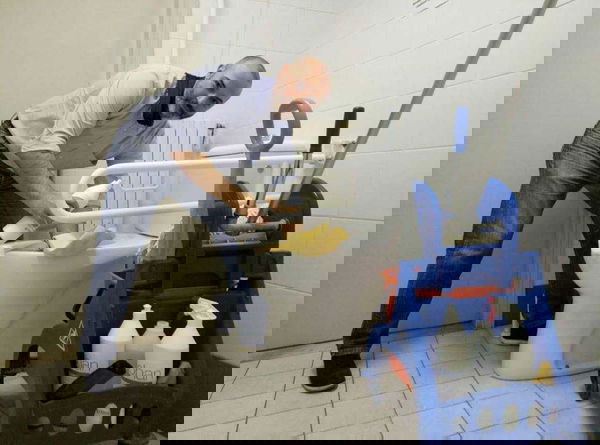 I 5 stelle rispondono a Silvio Berlusconi: «Rispetto per chi pulisce i cessi»